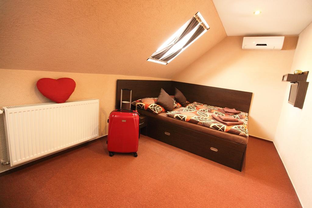 Penzion Škorpión Senec Habitación foto